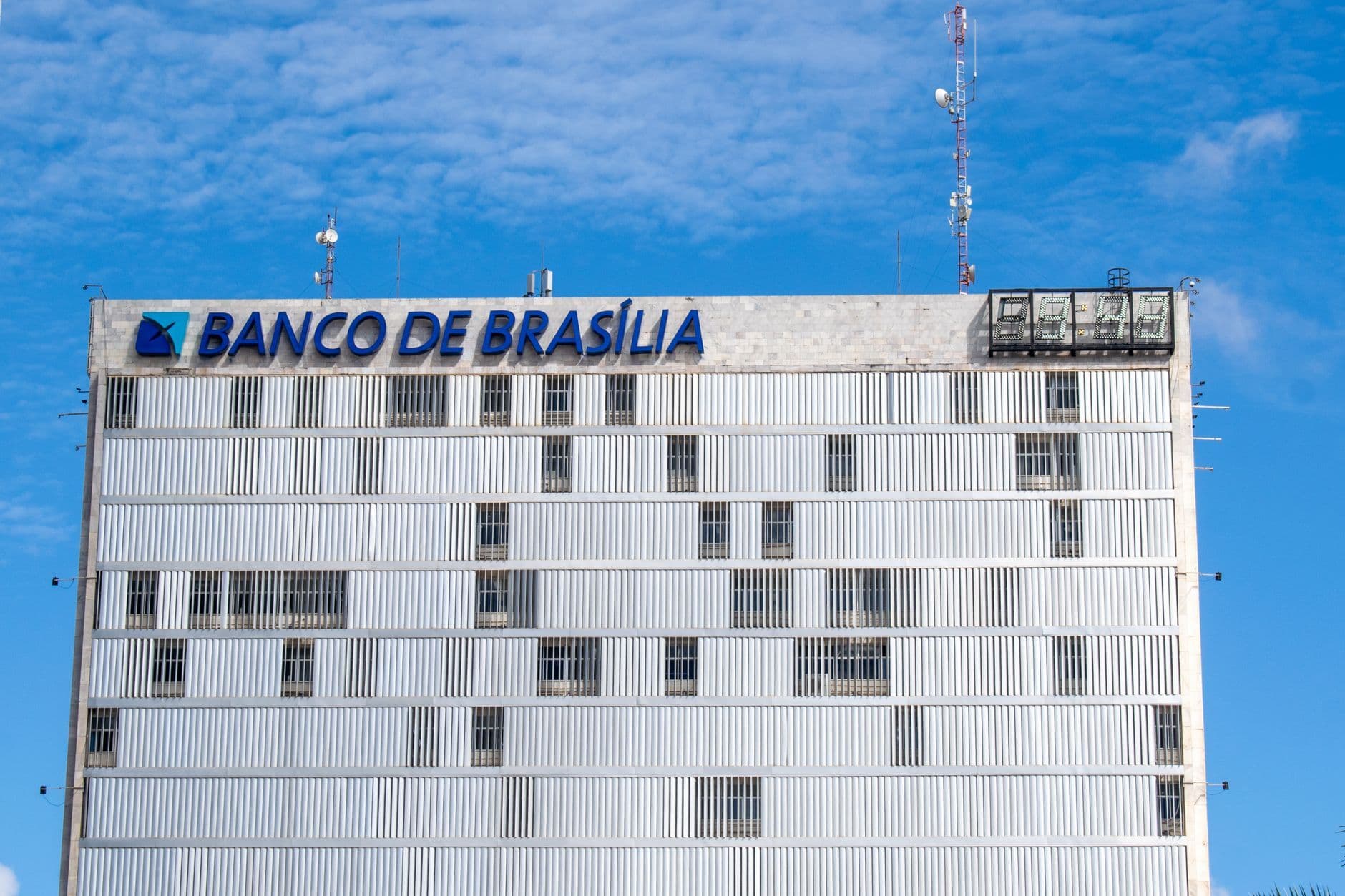 Petróleo sobe 9%: o que a escalada de tensões no Irã e a disputa em Ormuz significam para o Brasil?